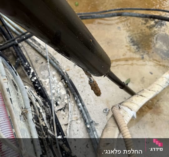 צינורות וחוטים על רצפה, חלק ממערכת חימום סולארית